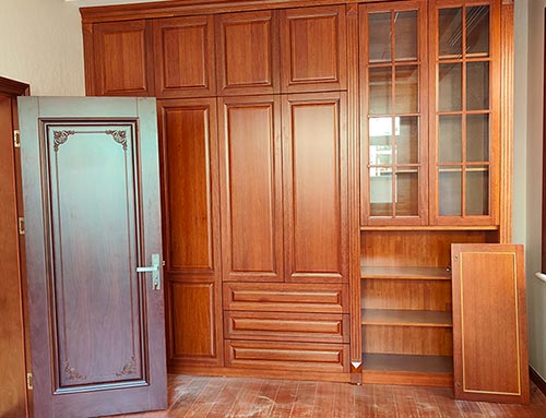 曹县中式家庭装修里定制的实木衣柜效果图